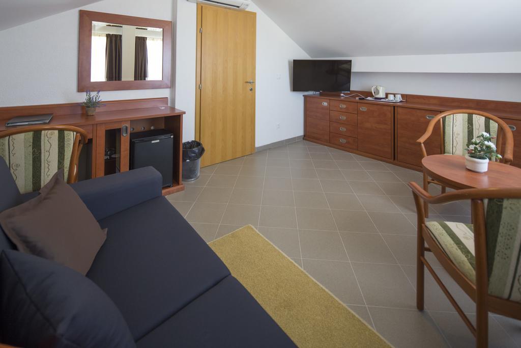 Dorijini Dvori Bed & Breakfast Baska Voda Exterior photo